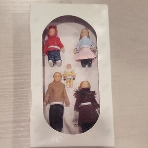Merry Meeting 1:24 Scale Donnelly Family Dollhouse Doll Set